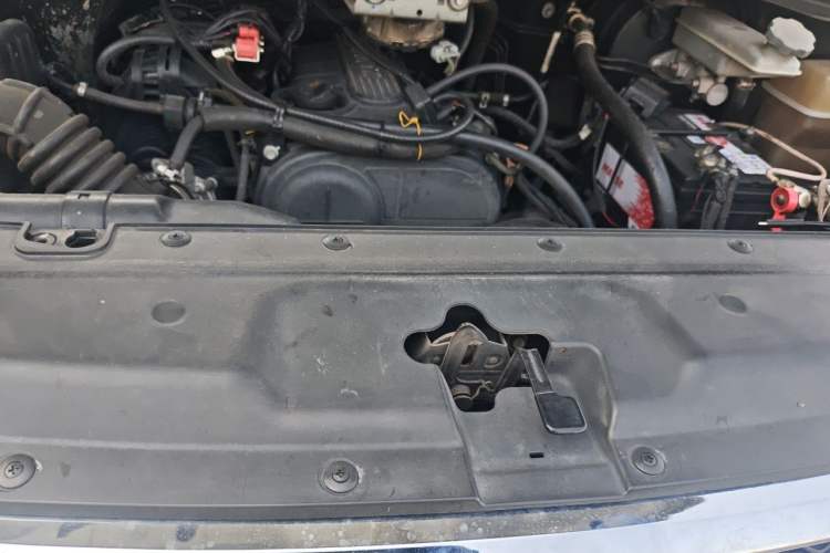 Used JAC Refine M4 2016 2.0L Manual Comfort Edition Engine Bay
