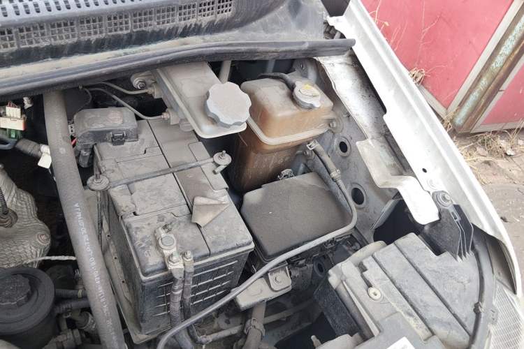Used JAC Refine M4 2016 2.0L Manual Luxury Version Engine Bay Left