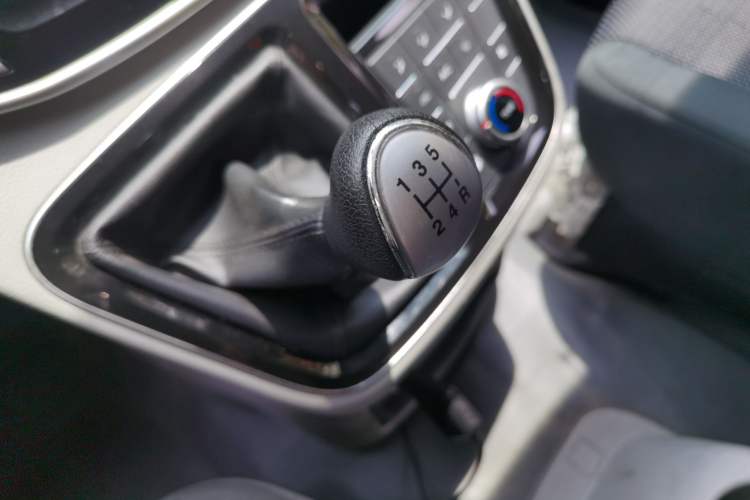Used JAC Refine M4 2016 2.0L Manual Comfort Edition Gear Lever