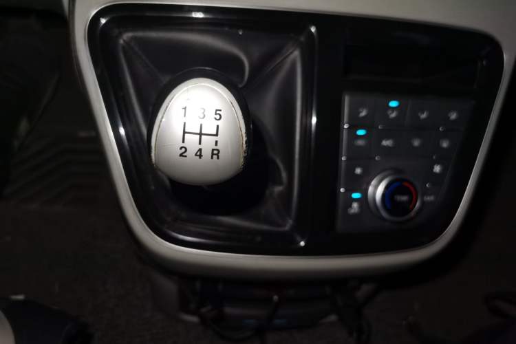 Used JAC Refine M4 2016 2.0L Manual Luxury Smart Version Gear Lever