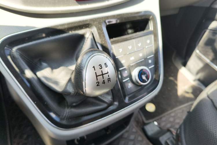 Used JAC Refine M4 2016 2.0L Manual Comfort Edition Gear Lever