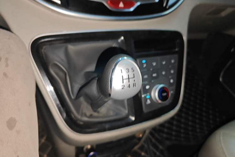 Used JAC Refine M4 2016 2.0L Manual Luxury Smart Version Gear Lever