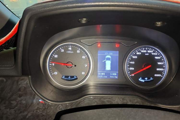 Used JAC Refine M4 2016 2.0L Manual Luxury Smart Version Odometer Close Up