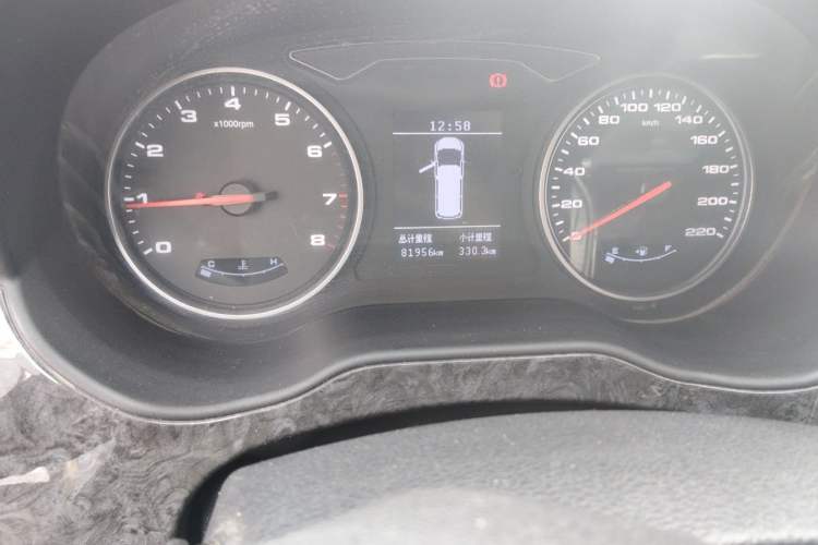 Used JAC Refine M4 2016 2.0L Manual Luxury Version Odometer Close Up