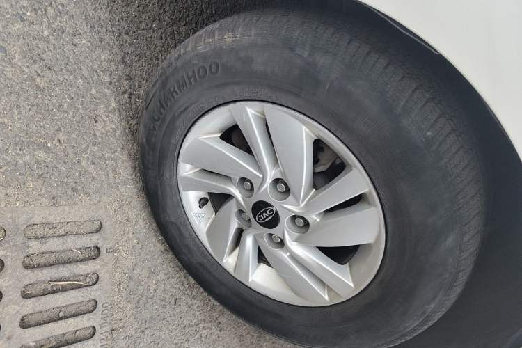 Used JAC Refine M4 2016 2.0L Manual Luxury Version Right Front Wheel Hub