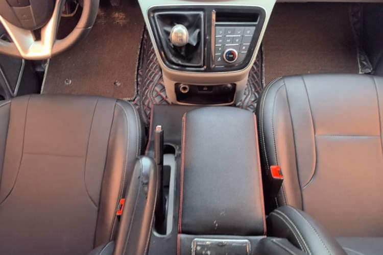 Used JAC Refine M4 2017 1.9T Diesel Manual Comfort Model Gear Lever