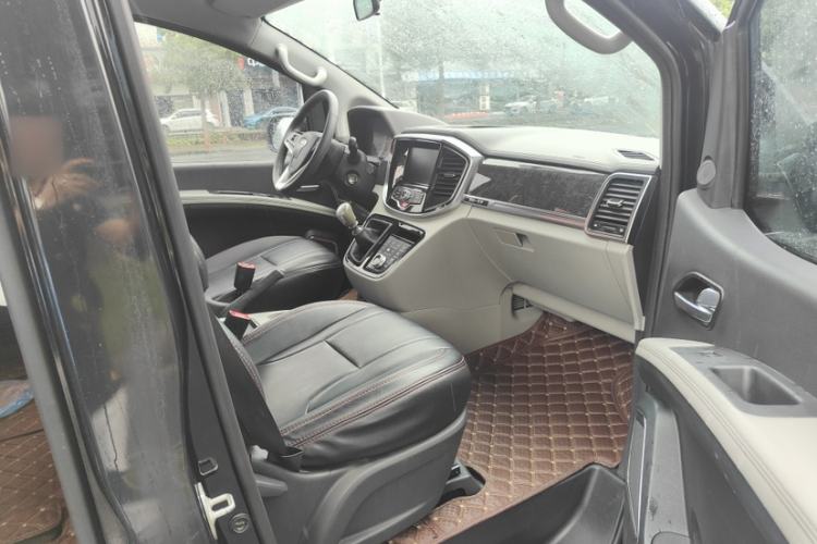 Used JAC Refine M4 2017 1.9T Diesel Manual Luxury Model Interior 4