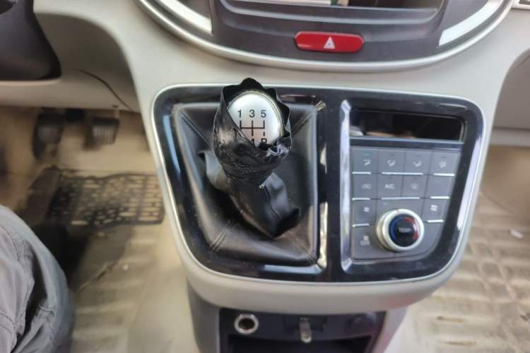 Used JAC Refine M4 2017 2.0T Manual Comfort Version Gear Lever