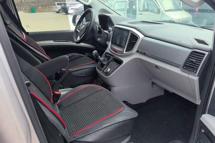 Used JAC Refine M4 2017 1.9T Diesel Manual Comfort Model Interior 3
