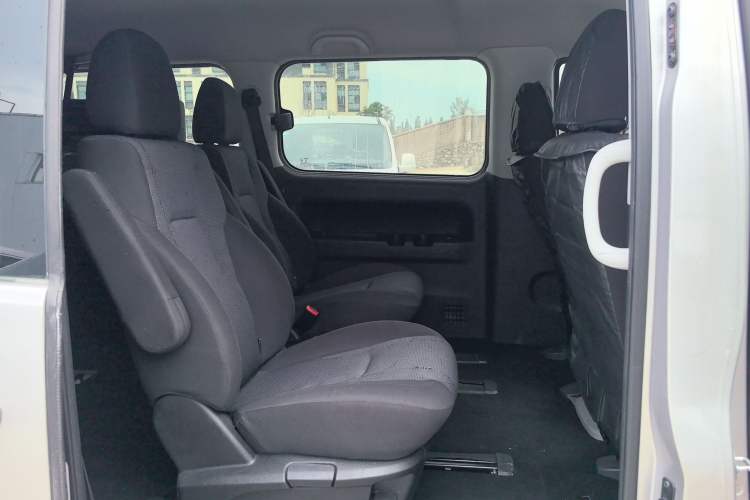 Used JAC Refine M4 2017 1.9T Diesel Manual Comfort Model Interior 4