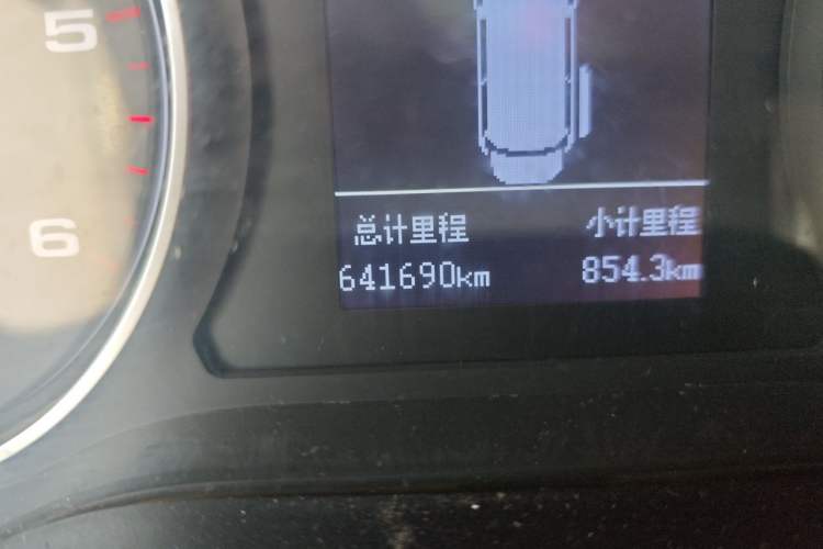 Used JAC Refine M4 2017 1.9T Diesel Manual Luxury Smart Model Odometer Close Up