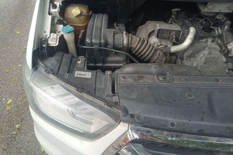 Used JAC Refine M4 2017 1.9T Diesel Manual Luxury Model Engine Bay Right