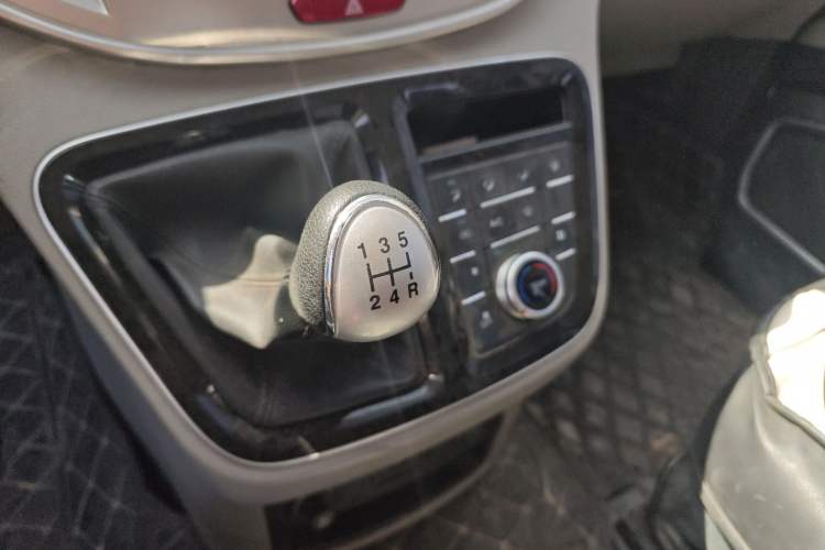 Used JAC Refine M4 2017 2.0T Manual Comfort Version Gear Lever