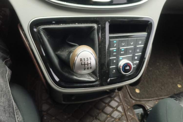 Used JAC Refine M4 2017 2.0T Manual Luxury Version Gear Lever