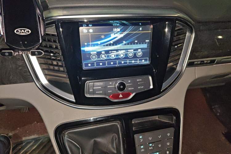Used JAC Refine M4 2018 Business Edition 1.5T Manual Luxury Model Audio And AC Panel