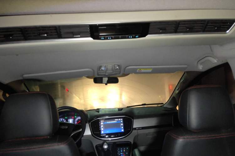 Used JAC Refine M4 2019 Business & Travel Series 2.0L Manual Comfort Model China VI Headliner