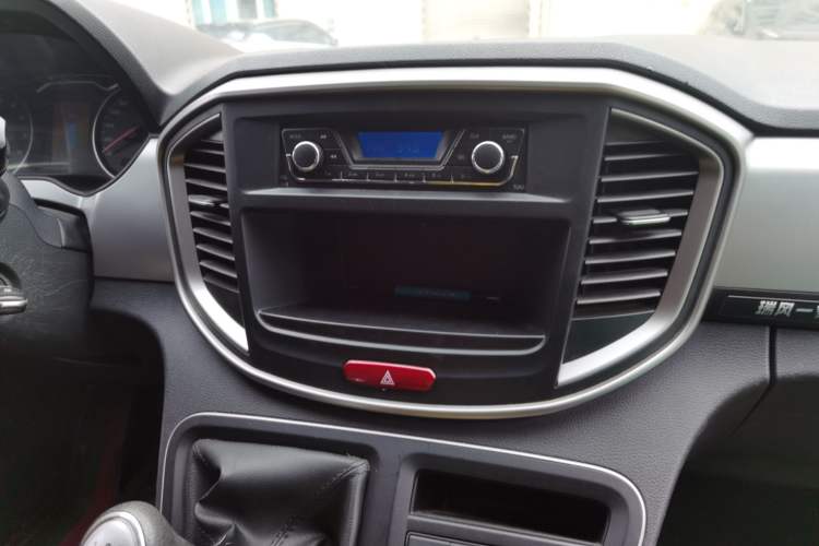 Used JAC Refine M4 2019 Business & Travel Series 2.0L Manual Speed Edition China VI Standard Audio And AC Panel