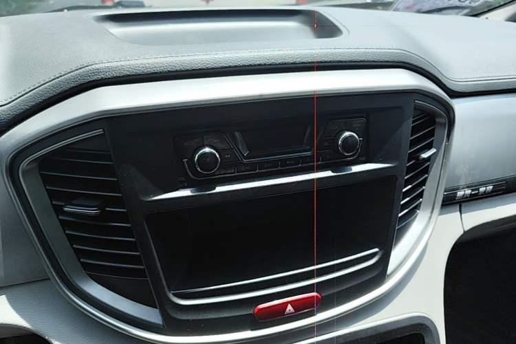 Used JAC Refine M4 2019 Business & Travel Series 2.0L Manual Comfort Model China VI Audio And AC Panel