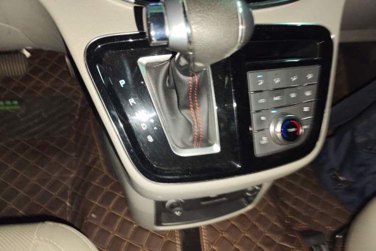 Used JAC Refine M4 2019 2.0T DCT Executive Edition Gear Lever