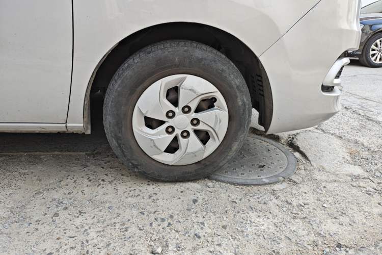 Used JAC Refine M4 2019 Business & Travel Series 2.0L Manual Speed Edition China VI Standard Right Front Wheel Hub
