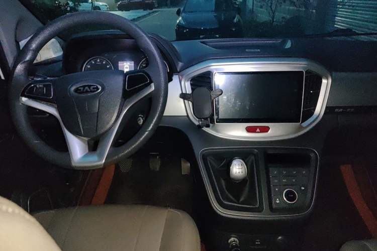 Used JAC Refine M4 2019 Business & Travel Series 2.0L Manual Speed Edition China VI Standard Center Console
