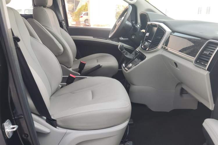 Used JAC Refine M4 2019 Business & Travel Series 2.0L Manual Speed Edition China VI Standard Interior 4