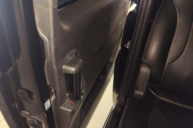 Used JAC Refine M4 2020 2.0 CTI Diesel Manual Jingrui Model China VI Standard Right Rear Door Interior