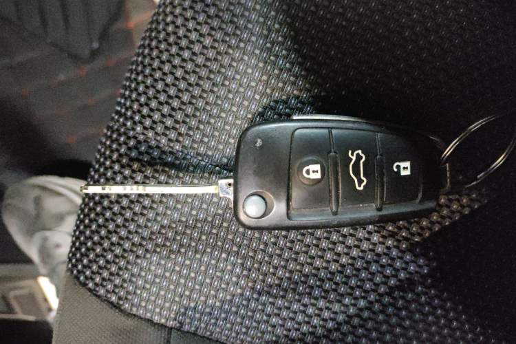Used JAC Refine M4 2020 2.0 CTI Diesel Manual Jingrui Model China VI Standard Interior 1