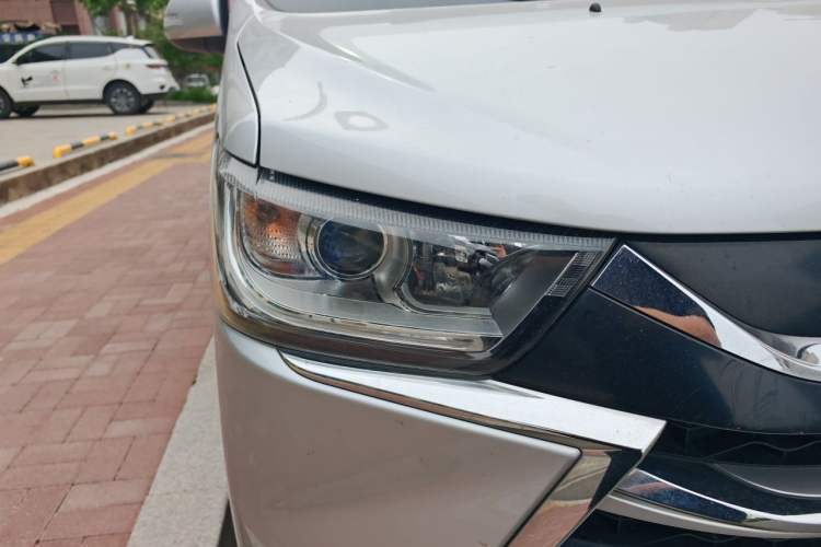 Used JAC Refine M4 2021 2.0L Manual Business Edition Right Front Headlight