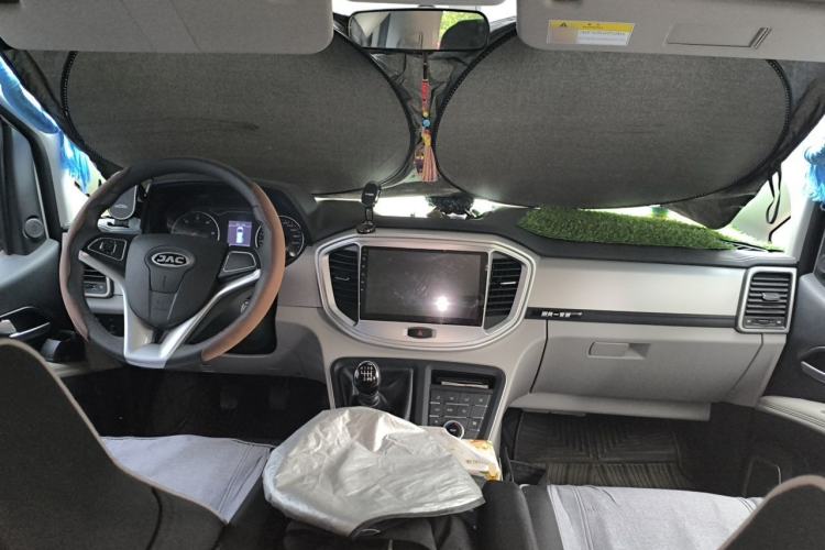 Used JAC Refine M4 2022 2.0 CTI Diesel Manual Jingrui Model Center Console