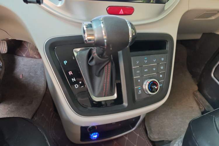 Used JAC Refine M4 2022 2.0 TGDI Automatic Business Edition Gear Lever