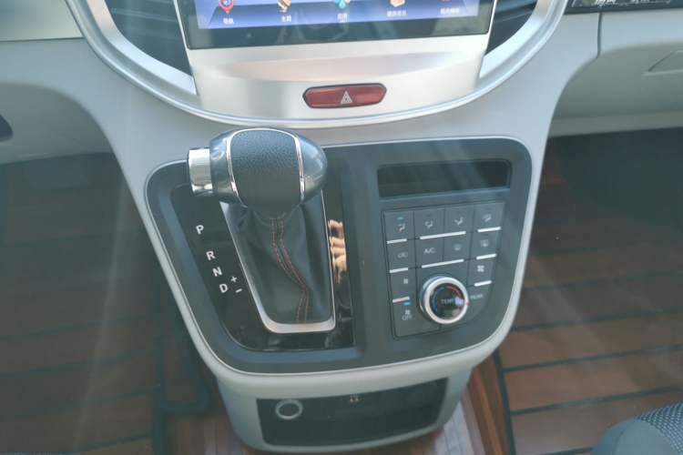 Used JAC Refine M4 2022 2.0 TGDI Automatic Business Edition Gear Lever