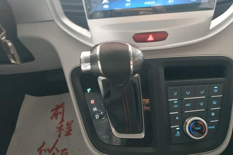 Used JAC Refine M4 2022 2.0 TGDI Automatic Business Edition Gear Lever
