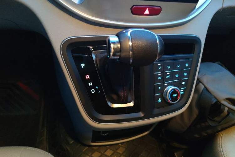 Used JAC Refine M4 2022 2.0 TGDI Automatic Business Edition Gear Lever