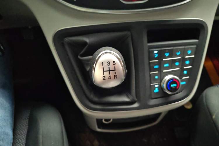 Used JAC Refine M4 2022 2.0L CNG Manual Commercial & Travel Version Gear Lever