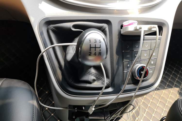 Used JAC Refine M4 2026 Model 2.0VVT Gasoline Manual Commercial Travel Edition Gear Lever
