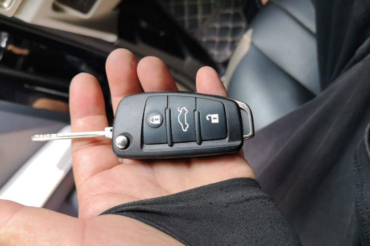 Used JAC Refine M4 2026 Model 2.0VVT Gasoline Manual Commercial Travel Edition Vehicle Key