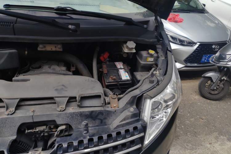 Used JAC Refine M5 2012 2.0T Gasoline Manual Business Edition Engine Bay Left