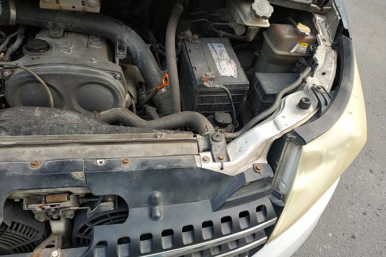 Used JAC Refine M5 2012 2.0T Gasoline Manual Business Edition Engine Bay Left