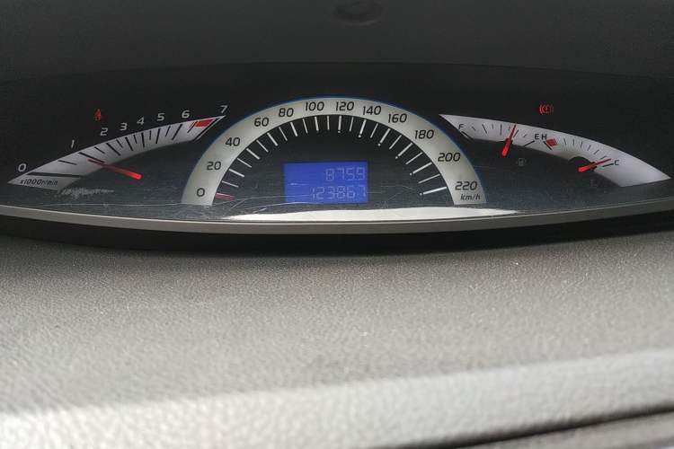 Used JAC Refine M5 2012 2.0T Gasoline Manual Business Edition Odometer Close Up