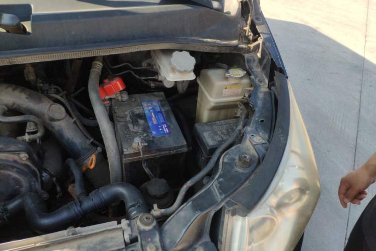Used JAC Refine M5 2013 2.0T Gasoline Manual Business Edition Engine Bay Left