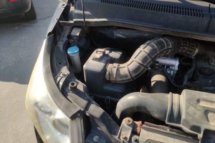 Used JAC Refine M5 2013 2.0T Gasoline Manual Business Edition Engine Bay Right