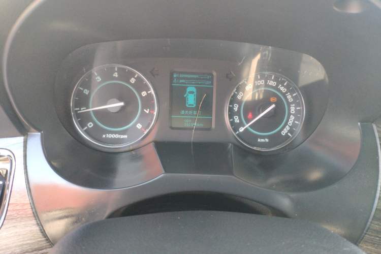 Used JAC Refine M5 2013 2.0T Gasoline Manual Business Edition Odometer Close Up