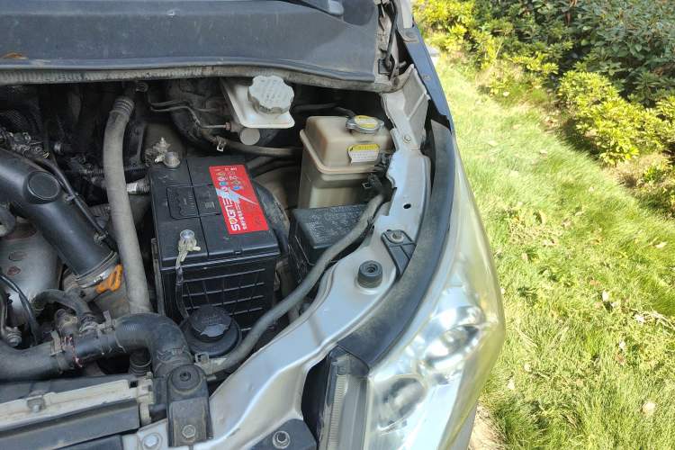 Used JAC Refine M5 2013 2.0T Gasoline Automatic Business Edition Engine Bay Left