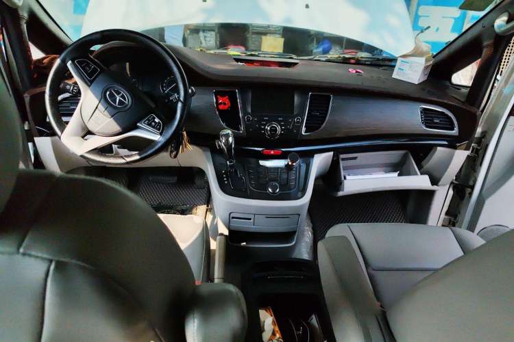 Used JAC Refine M5 2013 2.0T Gasoline Automatic Business Edition Center Console