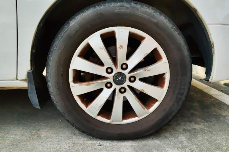 Used JAC Refine M5 2013 2.0T Gasoline Automatic Business Edition Right Front Wheel Hub
