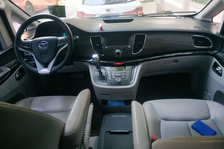 Used JAC Refine M5 2016 2.0T Gasoline Automatic Business Edition Center Console