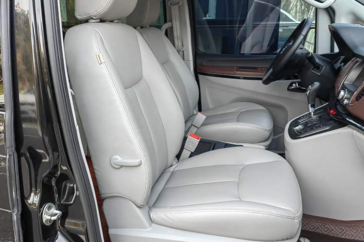 Used JAC Refine M5 2016 2.0T Gasoline Automatic Business Edition Interior 2