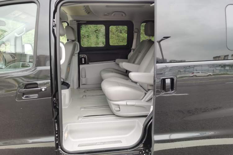Used JAC Refine M5 2016 2.0T Gasoline Automatic Business Edition Interior 2