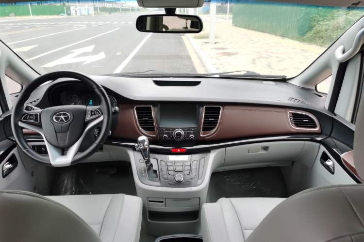 Used JAC Refine M5 2016 2.0T Gasoline Automatic Business Edition Interior 7